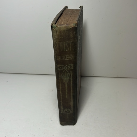 Vintage hardcover book Oliver Twist by Dickens - Picture 6 of 7